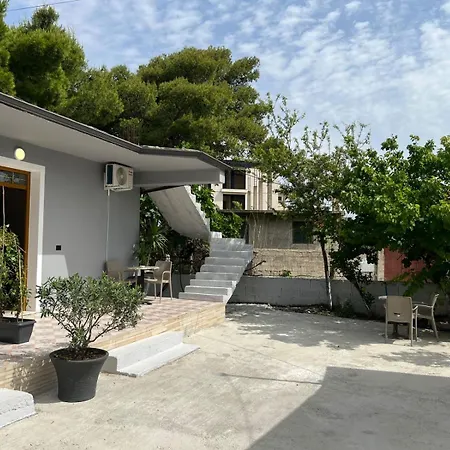 Vila Vlore بيت ضيافة فلورا
